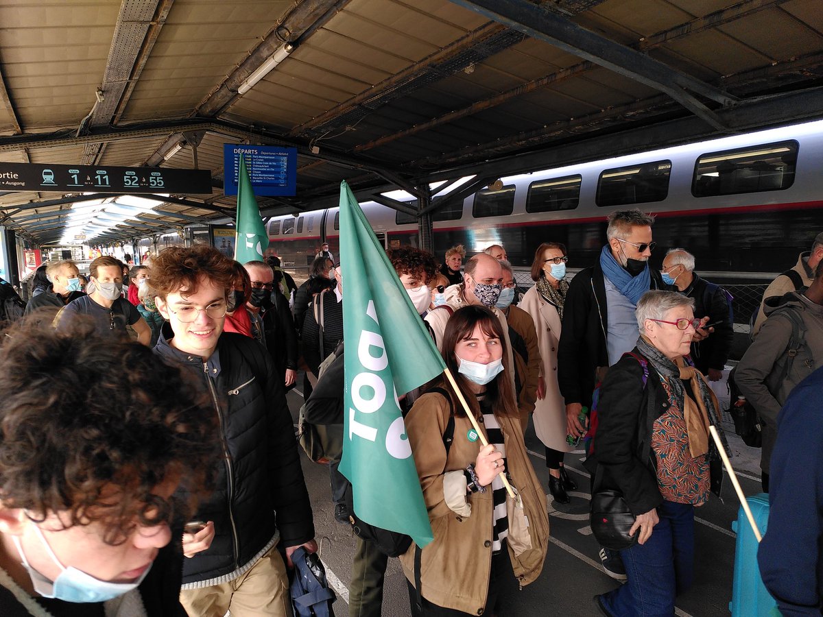 pascalehameau's tweet photo. En train pour le meeting de Yannick #jadot2022 : toutes et tous au Zénith pour l'#écologie ! #Presidentielle2022 @EELV https://t.co/33CnypBVKA