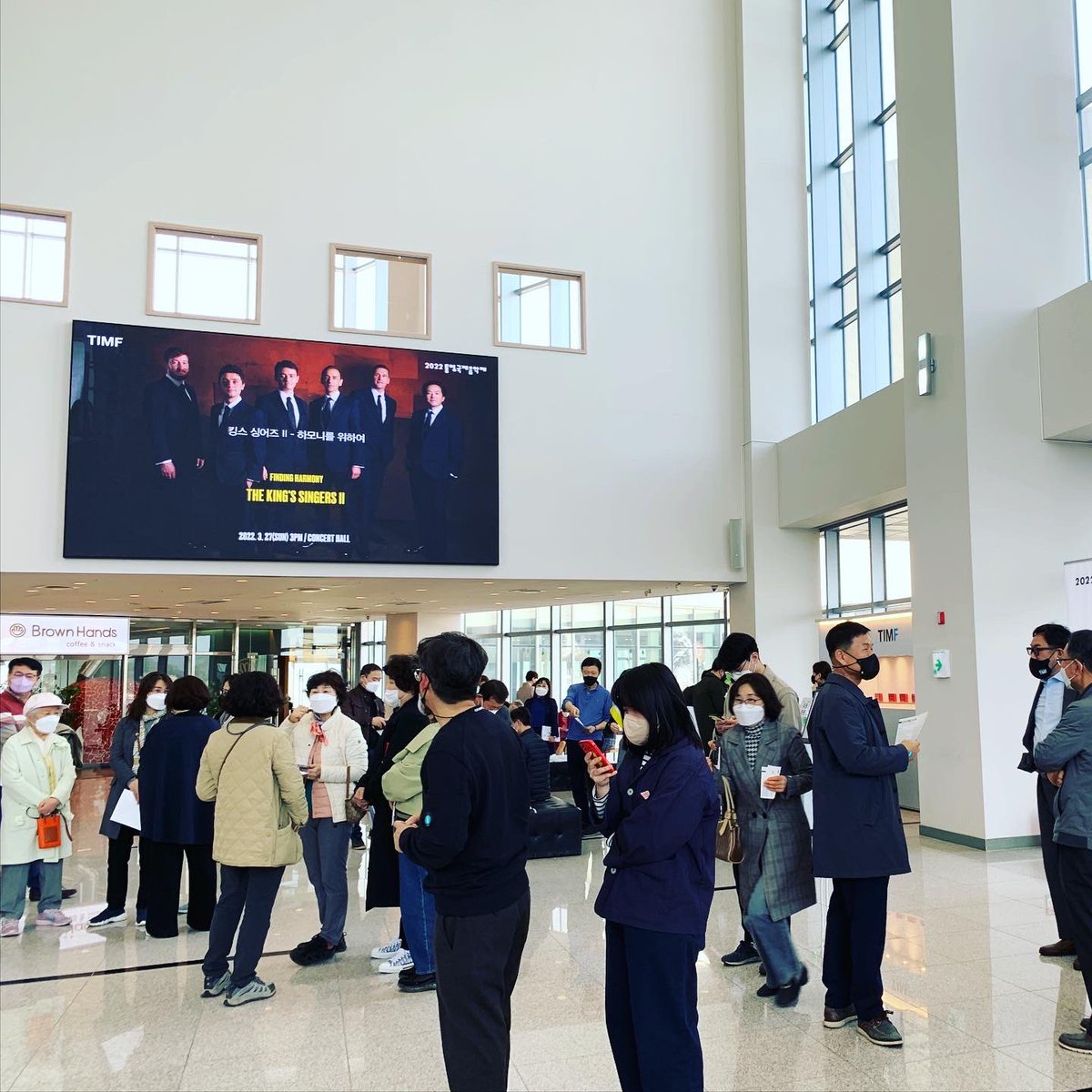 shlee1001's tweet photo. The King’s Singers
드디어 가족과 통영국제음악제에 왔다.직접 설계한 공연장에 가족을 데리고 오는 기분은 표현할 말이 없네.
어쩜 그리 소리가 좋던지(설계 잘했다.ㅎ)특히 휘파람 소리가 객석 전체를 뚫고 지나가는 느낌이 가장 인상적. #통영국제음악당 #간삼건축 #gansam #TIMF #kingssingers https://t.co/BCom4ihCtA