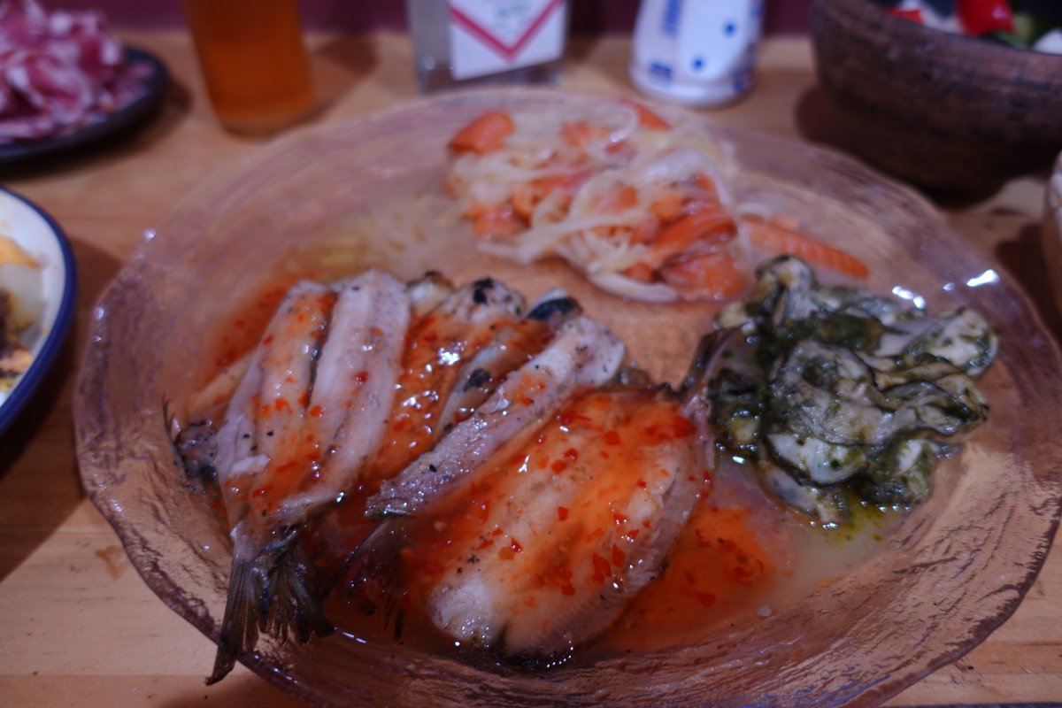 greengreen442's tweet photo. きのうのYouTubeLIVEが始まる前に撮ったお料理やお酒の画像。キュウリスティックはフムス用、ガラスの大皿にスモークサーモンのマリネ、牡蠣のバジルバター炒め、真イワシのスイートチリソース。ブロッコリーのペペロンチーノ。
#大食い女王 #Youtubeライブ #breadbar https://t.co/nlcqv1ujLZ
