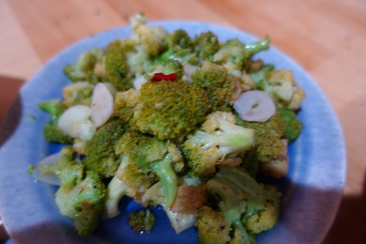 greengreen442's tweet photo. きのうのYouTubeLIVEが始まる前に撮ったお料理やお酒の画像。キュウリスティックはフムス用、ガラスの大皿にスモークサーモンのマリネ、牡蠣のバジルバター炒め、真イワシのスイートチリソース。ブロッコリーのペペロンチーノ。
#大食い女王 #Youtubeライブ #breadbar https://t.co/nlcqv1ujLZ