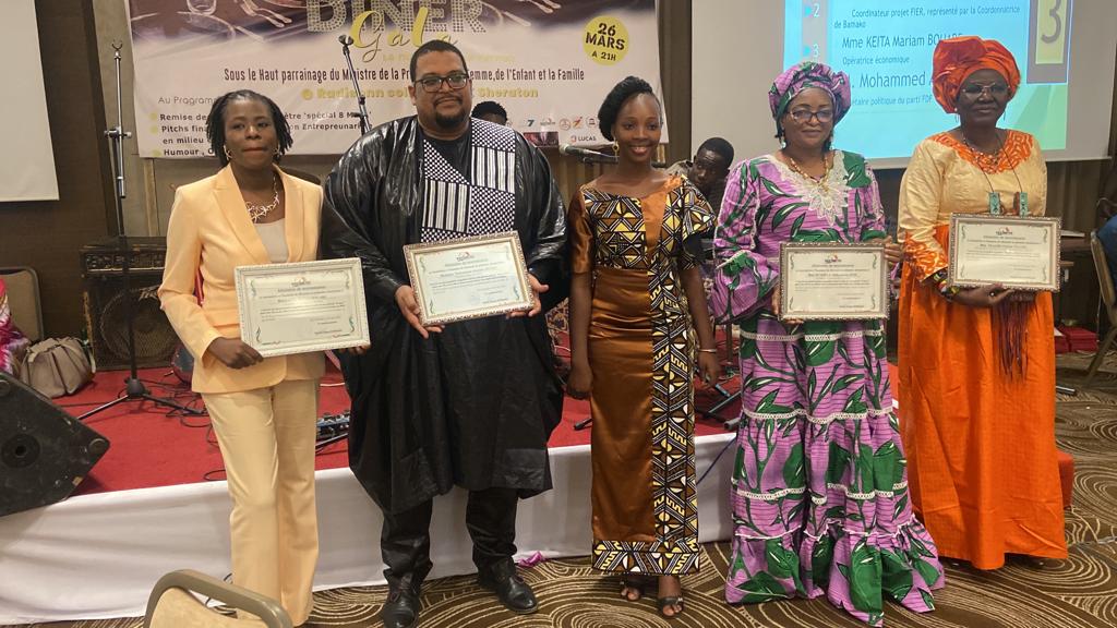 BarometreLe's tweet photo. Hier à la faveur d'un dîner gala, les lauréats baromètre spécial " 8 mars" et "démocratie" ont reçu leurs distinctions en présence du Gouverneur de Koulikoro. https://t.co/XGtKI8r5os