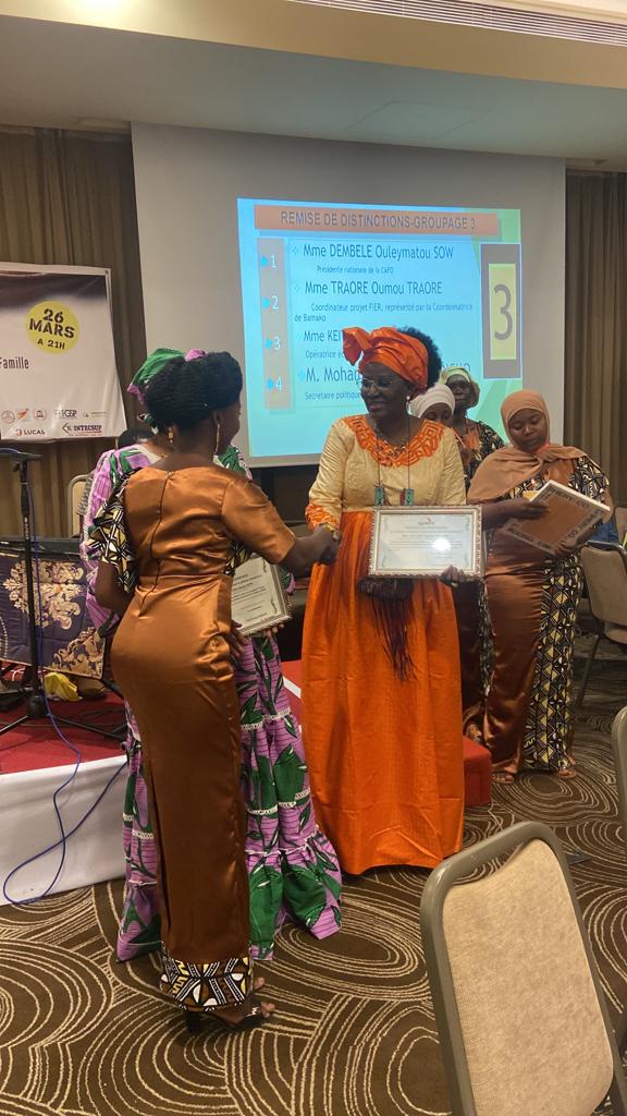 BarometreLe's tweet photo. Hier à la faveur d'un dîner gala, les lauréats baromètre spécial " 8 mars" et "démocratie" ont reçu leurs distinctions en présence du Gouverneur de Koulikoro. https://t.co/XGtKI8r5os
