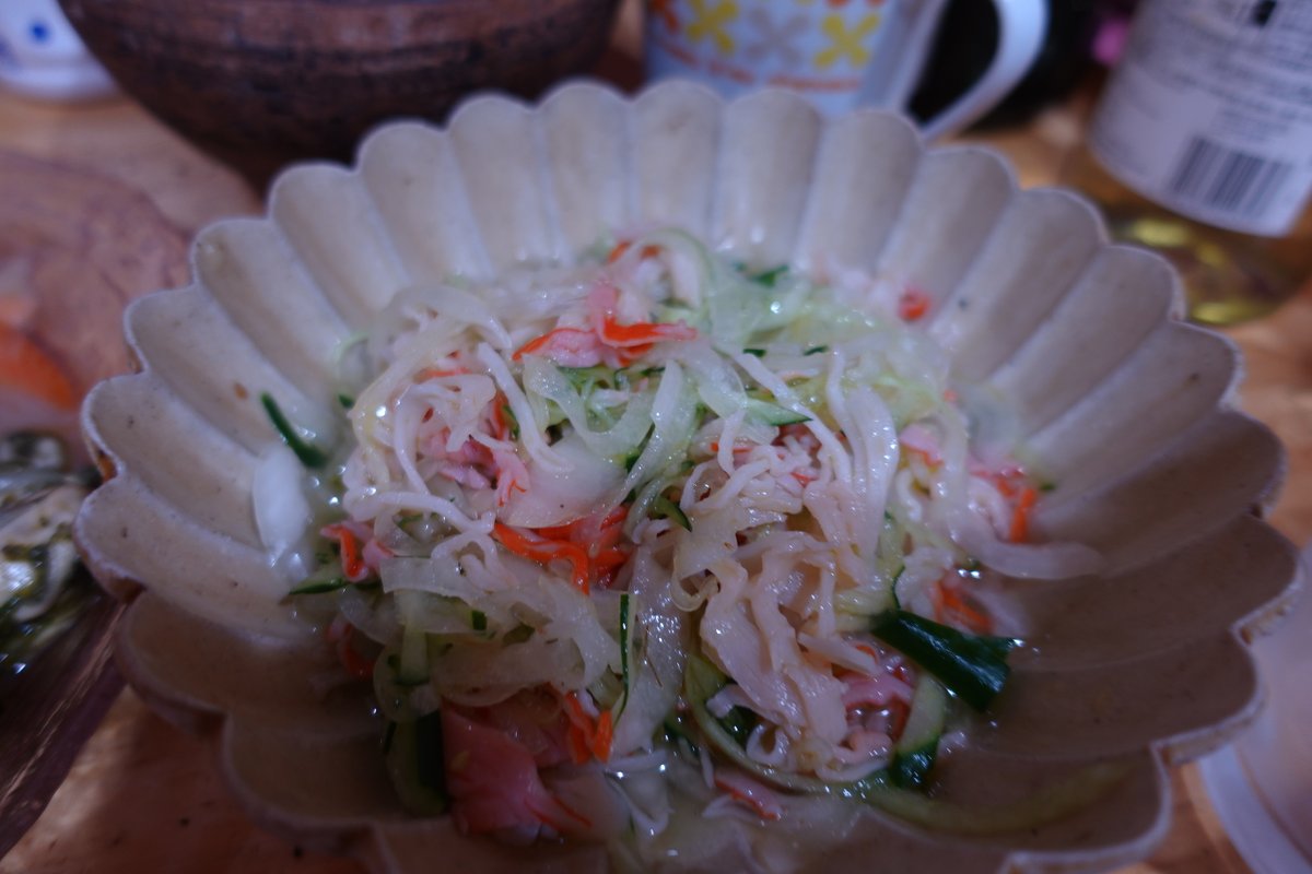 greengreen442's tweet image. ムール貝の白ワイン蒸し、かにかまとキュウリ、玉ねぎのサラダ、ロシアサラダ（森茉莉のエッセイで読んだやつ）サバを茹でて剥いたやつとジャガイモニンジン玉ねぎゆで卵の角切りをオリーブオイルとレモン汁、塩で和えて黒コショウ多めに。＃大食い女王　#Youtubeライブ　＃breadbar