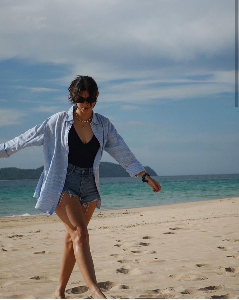 LIZAddicts's tweet photo. Blue sky, denim shorts and a salty tan 💙 https://t.co/6GLsU48wfk
