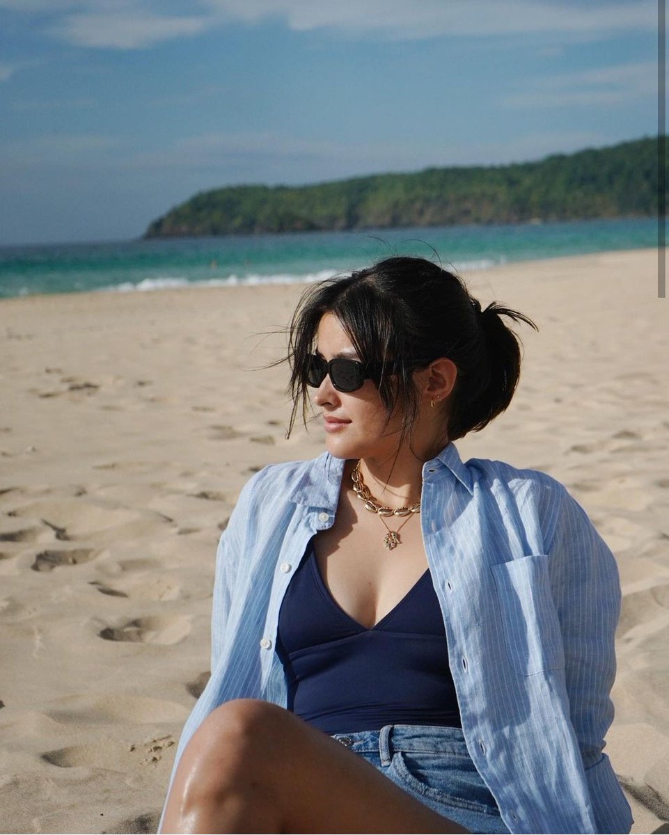 LIZAddicts's tweet photo. Blue sky, denim shorts and a salty tan 💙 https://t.co/6GLsU48wfk