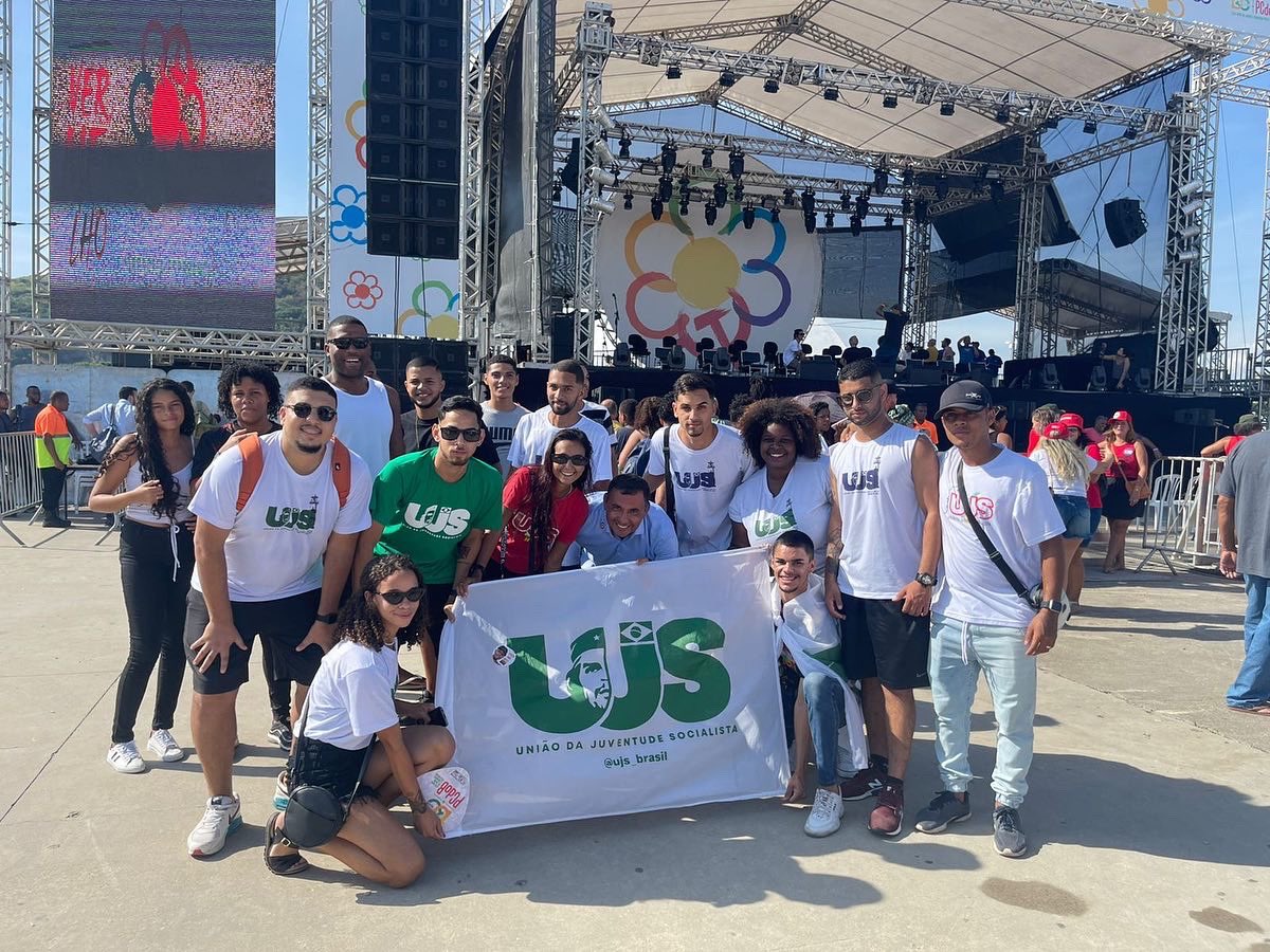 Ujsmaricarj's tweet photo. Ontem (26), nos da UJS Maricá estivemos presentes no centenário do Partido Comunista do Brasil, juntamente com o @orenatomachado 
Vimos a esperança florescer no rosto de cada um presente no Festival Vermelho!! Lula é a esperança do Brasil melhor, e a UJS Maricá acredita + https://t.co/2HCm9CmcGJ