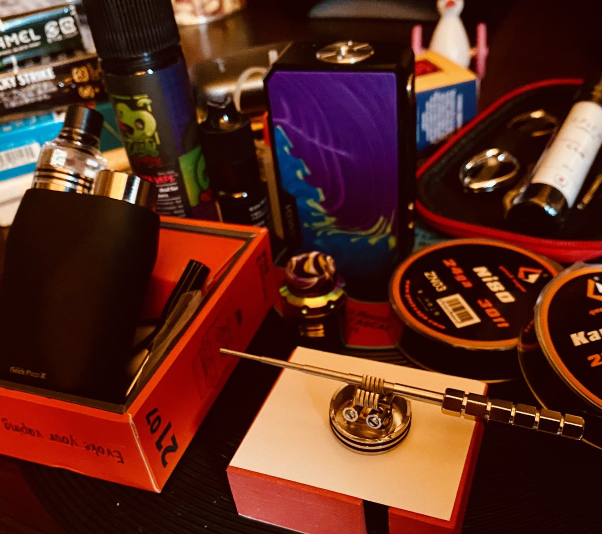 kei_ta_666's tweet photo. 【久しぶりにVAPE💭❷】

またまた巻いてみました。
今回はデュアルで組む⚠️
Ni80 クラプトンワイヤー 24ga 3㎜
5巻×2 抵抗値0.15~0.17Ω

mod：drag2(re)
アトマイザー：デトラビV3
リキッド：バニカス

案の定"爆煙"仕様になりました😆

#vape #rda #爆煙 #drag2 #deadrabbitv3 #claptoncoil https://t.co/YV7xf5AyxR