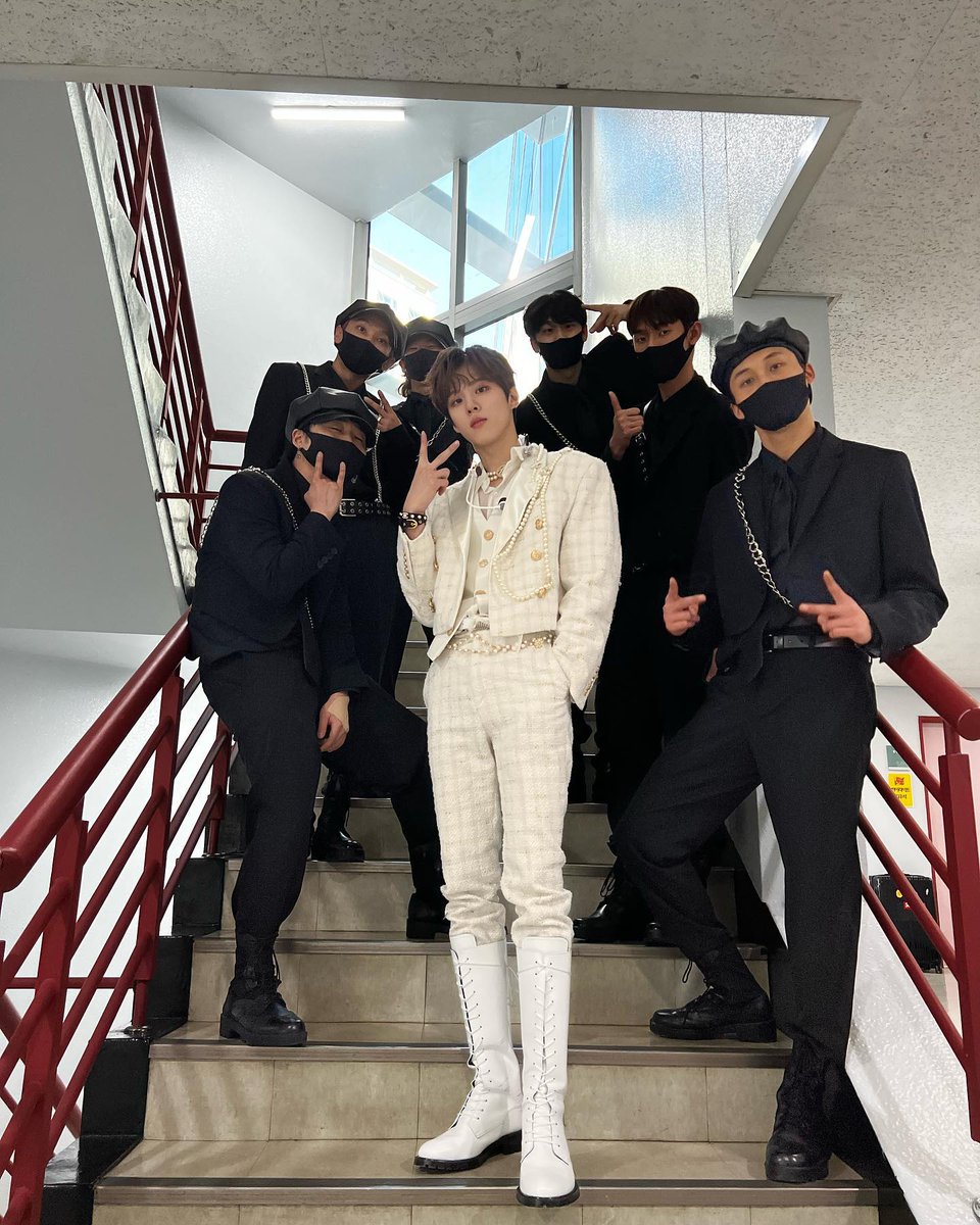 niania_961027's tweet photo. 막방날 풍성하게 줘서 고맙💜🧡

#우석이는_언제나_스위치온
#Adieu_KimWooseok_Switch
#김우석 #KIMWOOSEOK #Switch https://t.co/0kbA5WQJZ0