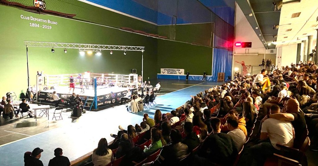 🔝Las veladas de boxeo volvieron a la catedral del 'Depor' con una buena entrada 👏. El púgil bilbaíno 🥊 Jokin 'Hunter' García, en el combate estelar, se impuso en el primer asalto por KO al nicaragüense Sergio González💪