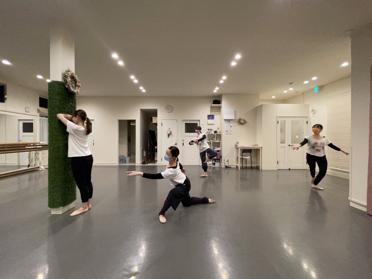 Wreath_ballet's tweet photo. 撮影中です！！！これは一体...？🤔 https://t.co/cjl62U0B5o