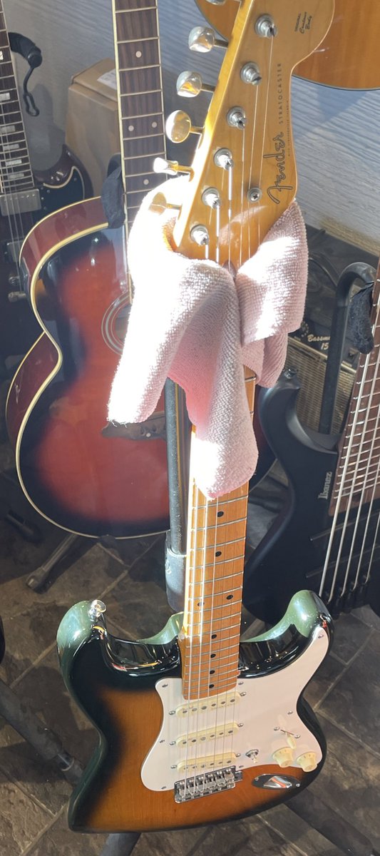 Fenderのストラトキャスター、友達が使わないって言うのでサグりいれてストラトキャスターウルトラタイプ仕様に改造してきました。めちゃくちゃカッコよくなって帰ってきました。ありがとうございました。

#fender #mynewgear