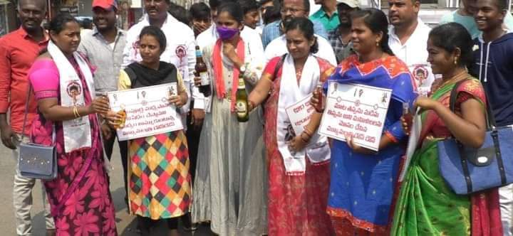 JanaSenaParty's tweet photo. ముఖ్యమంత్రి తన పాదయాత్ర లో ఆడపడుచులకు మద్యపాన నిషేధం చేస్తాను అని చెప్పి ఆంధ్రప్రదేశ్ ను మధ్యఆంధ్రప్రదేశ్ గా మార్చేశారు, దీనిలో భాగంగా ప్రకాశం జిల్లా అధ్యక్షులు షేక్ రియాజ్ గారి ఆదేశాల మేరకు ఒంగోలు లోని అద్దంకి బస్టాండ్ వద్ద వీర మహిళలు ఆధ్వర్యంలో నిరసన కార్యక్రమం చేయడం జరిగింది. https://t.co/DIYJhCxydD
