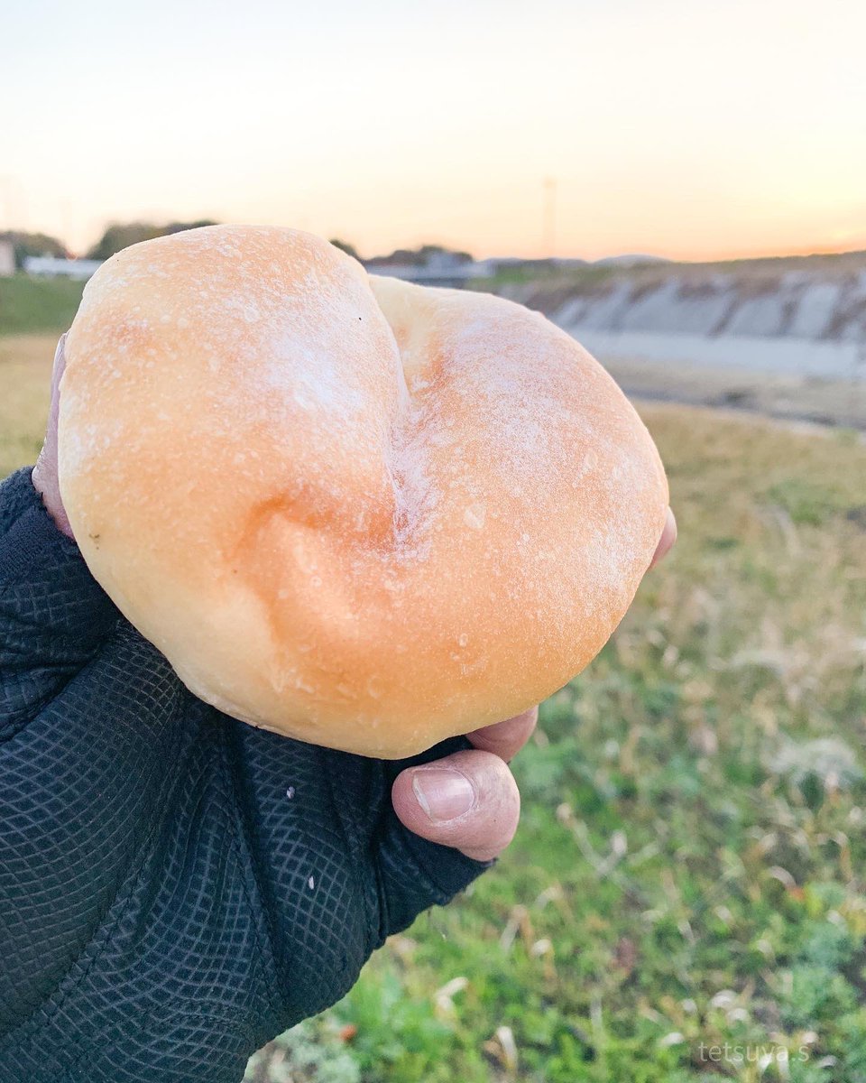 tetujin99's tweet photo. サイクリングの目的地はパン屋さん。
そんなに遠く無いですが、今は丁度良い距離でした。

帰りがけにリンゴパンをつまみ食い。

#solbekary 
#サイクリング
#salsabikes 
#colossal 
#リンゴぱん https://t.co/FMmGUXNUkv