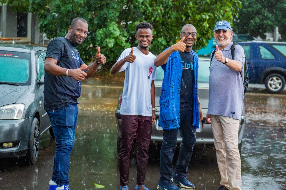 25 ans que <a href="/loickb/">Loick Berrou</a> n’était pas revenu en #CôtedIvoire. Il a souhaité découvrir #Abobo. Avec @Clentelex et @berteamed nous l’avons emmené visiter <a href="/orcasaboboclub/">Orcas Abobo</a>, le <a href="/CLESDeBiabou/">CLES de BIABOU</a>, la Mairie <a href="/Commune_dAbobo/">Mairie d’Abobo</a> puis le <a href="/MucatMusee/">Musée des Cultures Contemporaines Adama TOUNGARA</a>. Agréable randonnée malgré la météo capricieuse 😅⛈️