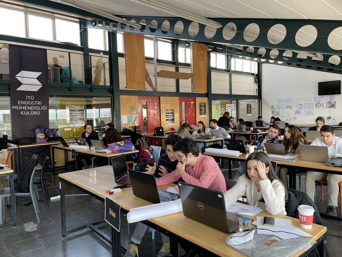 UcAri_'s tweet photo. 14.UçArı Ulusal Vaka Analizi Yarışması finalinin son vaka çözümü gerçekleşiyor! Takımlarımızın İş Bankası sponsorluğundaki vakayı çözmek için iki saati var. Kazananların belirlenmesine saatler kala takımlarımız yoğun olarak çalışmakta! https://t.co/NqEIDvIoN3