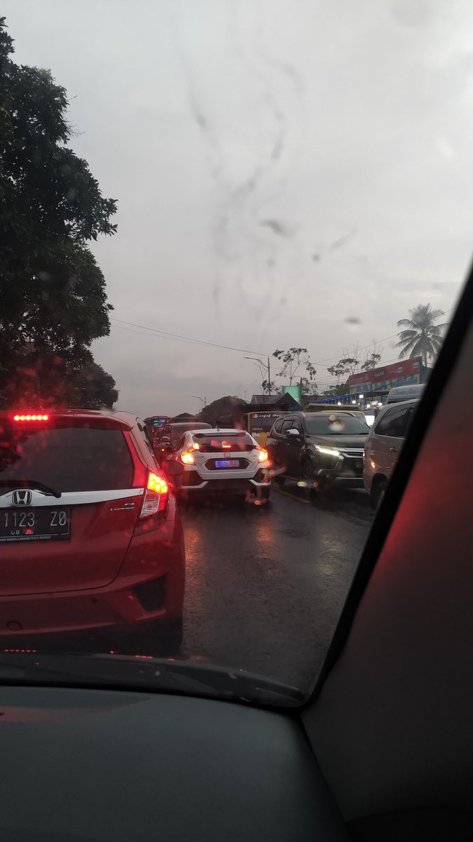 agoessam's tweet photo. Udah macet parah ada aja yg sok jago. @e100ss lokasi klakah arah ke lumajang https://t.co/xzPdk5cqsh