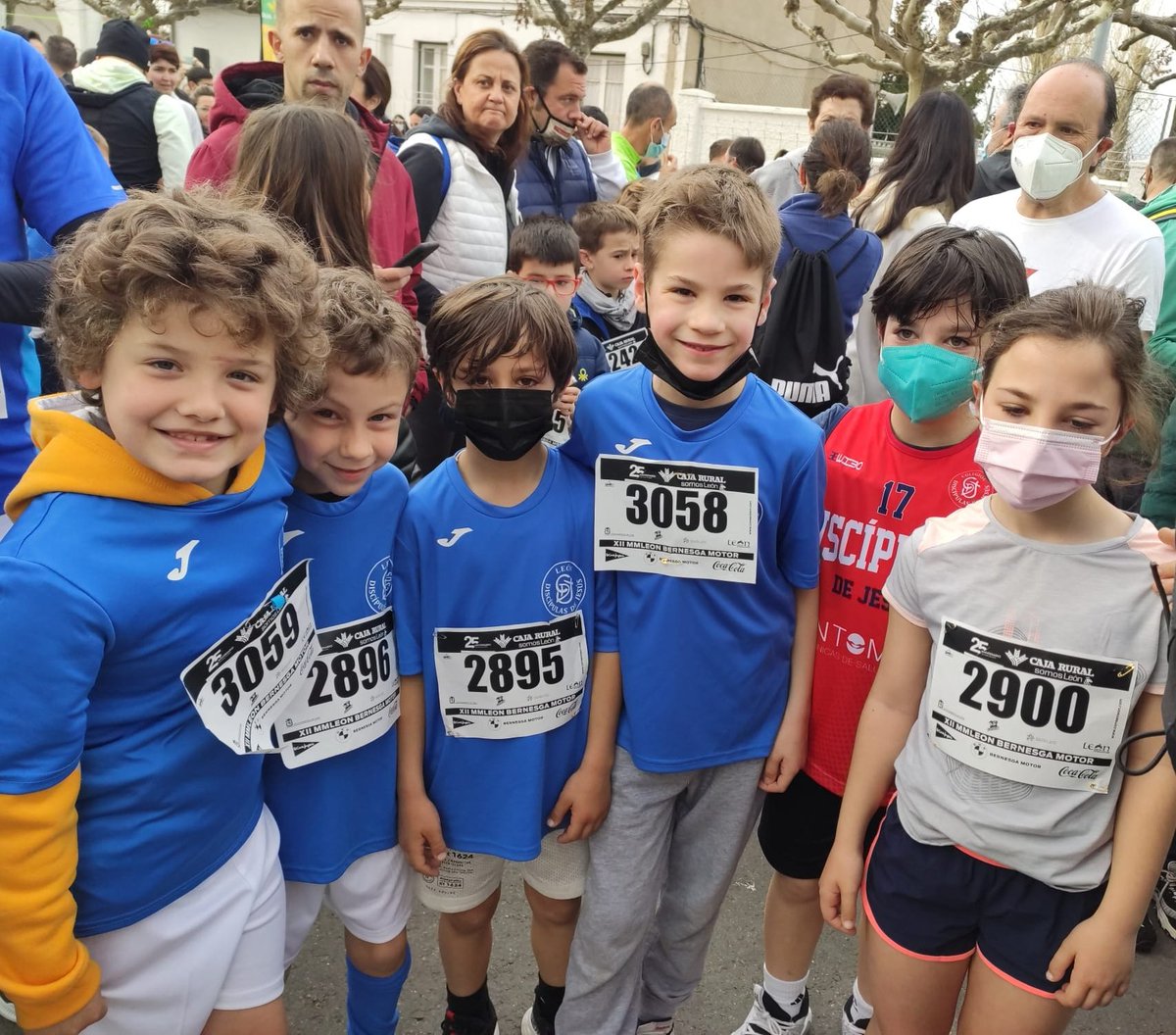 DiscipulasLeon's tweet photo. ¡Hoy nos hemos levantado con ganas de hacer correr! 🏆🏃♀🏃👟
Los alumnos de Discípulas no podían faltar a su cita anual con la media maratón de León. ¡Bien hecho chicos! 👏👏👏💪
#LeónEsp #mmleon2022 @correenleon @LeonAyto #correenleon #running #lamediadeleon https://t.co/f5fiYaJ02b