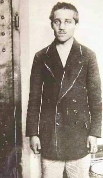 Bustan90's tweet photo. لـ"ساراييفو" الصربية في 28 يونيو 1914 ..
الأمر الذي أدى إلى الآتي :
ـ النمسا أعلنت الحرب على صربيا .
ـ غضبت روسيا وأعلنت الحرب على النمسا 
ـ أدى إعلان روسيا الحرب على النمسا إلى غضب ألمانيا وإعلانها الحرب على روسيا .
ـ فغضبت فرنسا على المانيا وأعلنت الحرب عليها .
يتبع https://t.co/kk1pVEVhj1