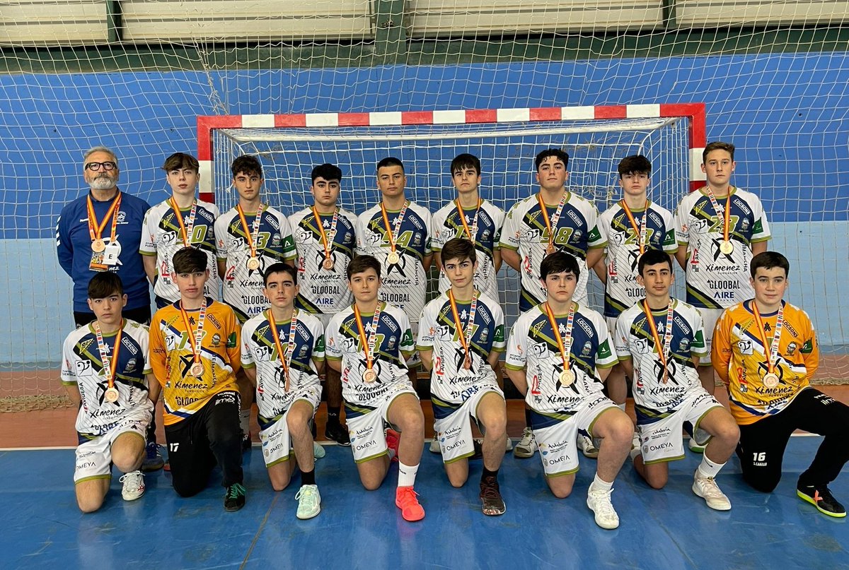 AngelXimenezBM's tweet photo. 📣 ¡Nuestros cadetes cierran su paso por la #Minicopa2022 con victoria 🆚 @balonmancangas por 25-26! 💪
🏅7⃣º puesto adjudicado y una experiencia inolvidable para todos 🥰👏
📸 @RFEBalonmano
#VamosMiGenil #VamosAX https://t.co/SjZ6PqmnK7