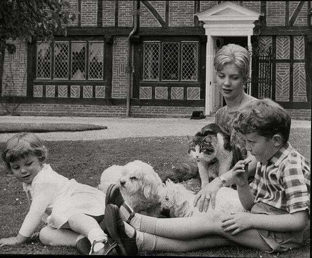 PeterFandom's tweet photo. Happy Mother's Day Twitter. ππ
Pictured here are #PeterSellers mother, Peg. The mother to Michael & Sarah, #AnneHowe and the mother to Victoria, #BrittEkland.
Have a peaceful day πππ https://t.co/AR9NADZNYM