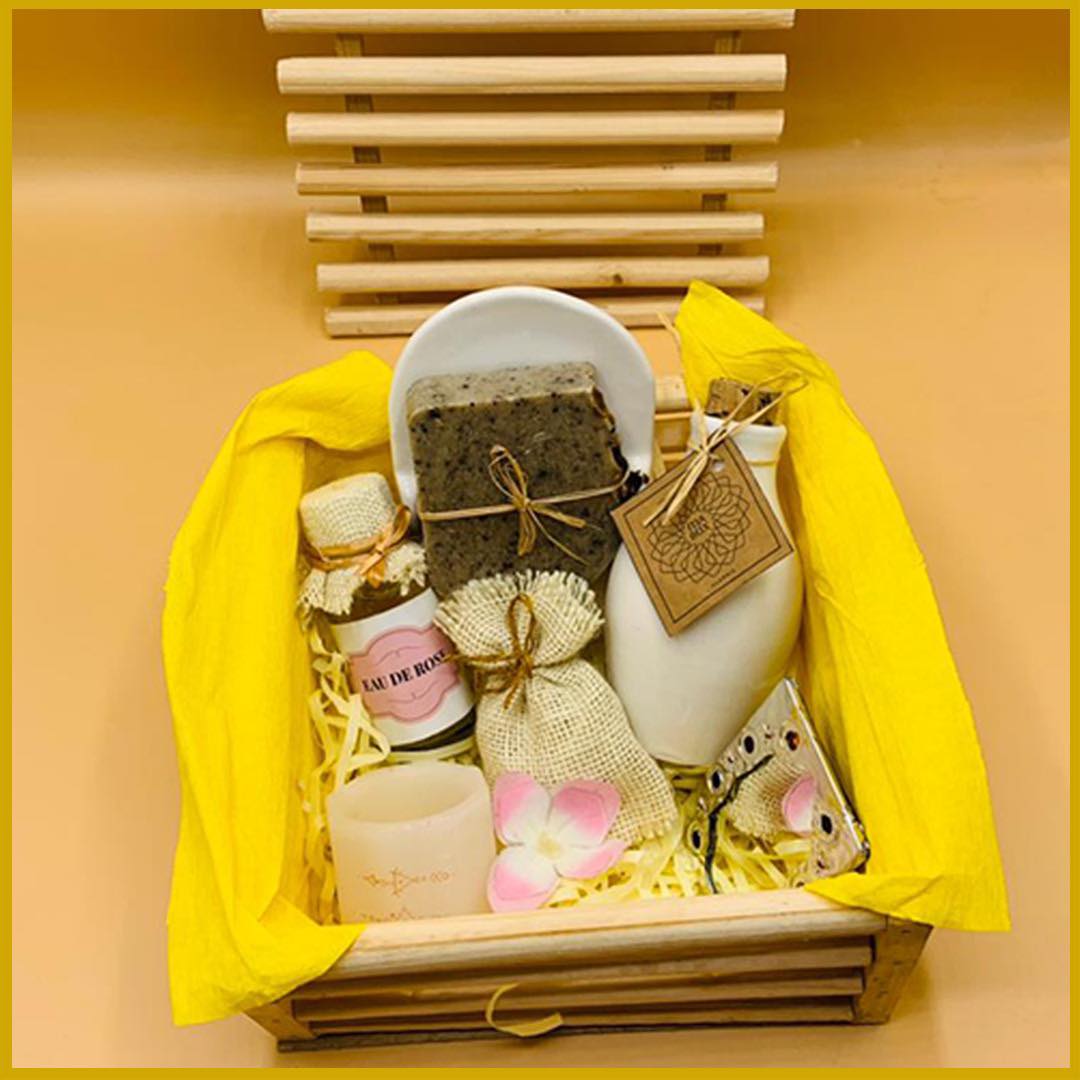 MaBoxAlger's tweet photo. Nos coffrets se déclinent en plusieurs variétés et comprennent des produits pour tous les goûts 🥰
Nous sommes là pour vous aider à trouver THE GIFT ✨ que vous cherchez donc n’hésitez pas à nous contacter!

#algérie #dz #ramadan #الجزائر #RamadhanMubarak https://t.co/nNhqhEycyF
