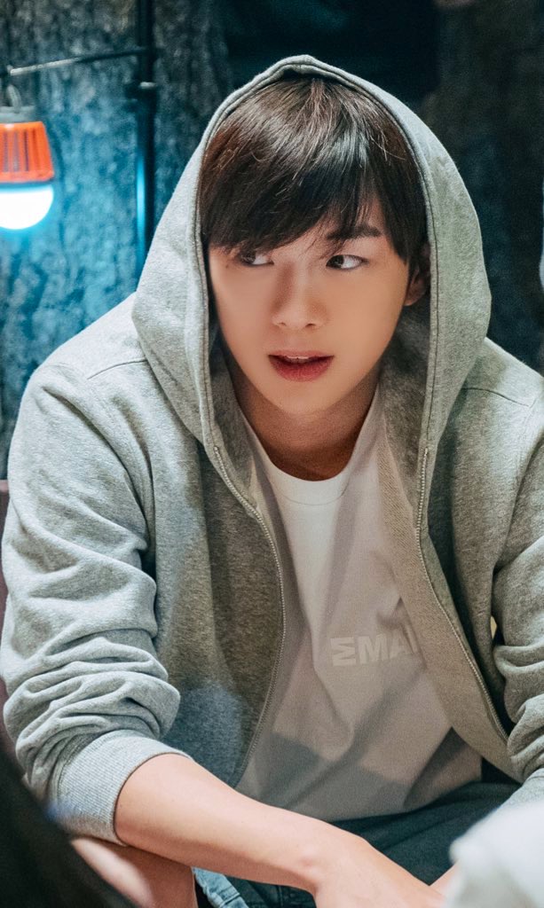 AmizaSherry's tweet photo. Rookie Cops Ep. 6
EK: This letter is from Seunghyun to you.
- And who is he?
EK: The better-looking one... with fairer skin.
This is how Go Eun-kang described Wi Seunghyun (even before they become couple).😍😍
I'm rewatching ep. 6 now.
#RookieCopsEp6 https://t.co/HMszxmgY0D
