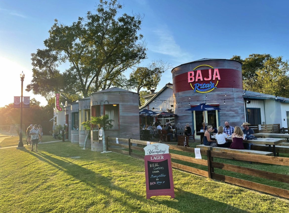 Amigos! Today is a beautiful day for some patio time! Grab some friends and come out for some #BajaRitas patio sittin with tacos and ritas or even brunch with mimosas! ☀️  🌮 🍸  

Cheers to a beautiful Sunday funday! 🥂