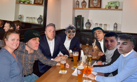 RealColicosEC's tweet photo. 🍻!CALENTANDO MOTORES!🍻
Foto de RealColicos en su habitat natural, listos para el Derbi en @leagueofsopes 🤝! 
@thelastezequi 
@Toni_Grix 
@Franbalear 
@alejandro766mc 
@LucasCoditoFC 
@vitrol_5 
#MinitaDeCapo
#Guille (estaba en el baño) https://t.co/eKfbK1tMC9