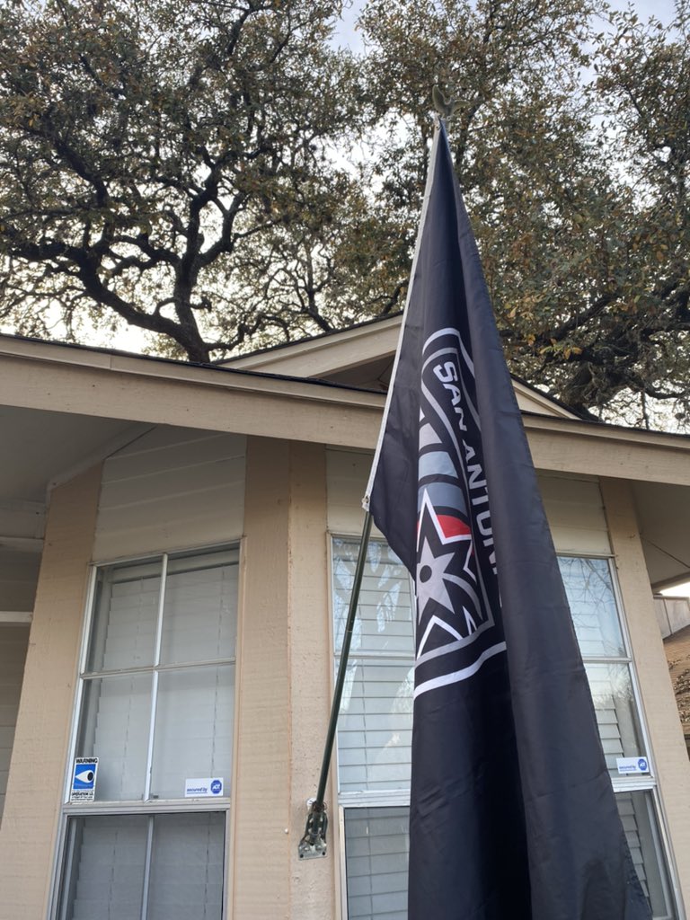 R0yceTheV0ice's tweet photo. It’s a @sanantoniofc game day, South Texas derby edition! Let’s see those #FlagsUp! #SAFCFlagsUp #Defend210 #VivaSAFC #LosGatosBlancos https://t.co/BrR8iiC6bb