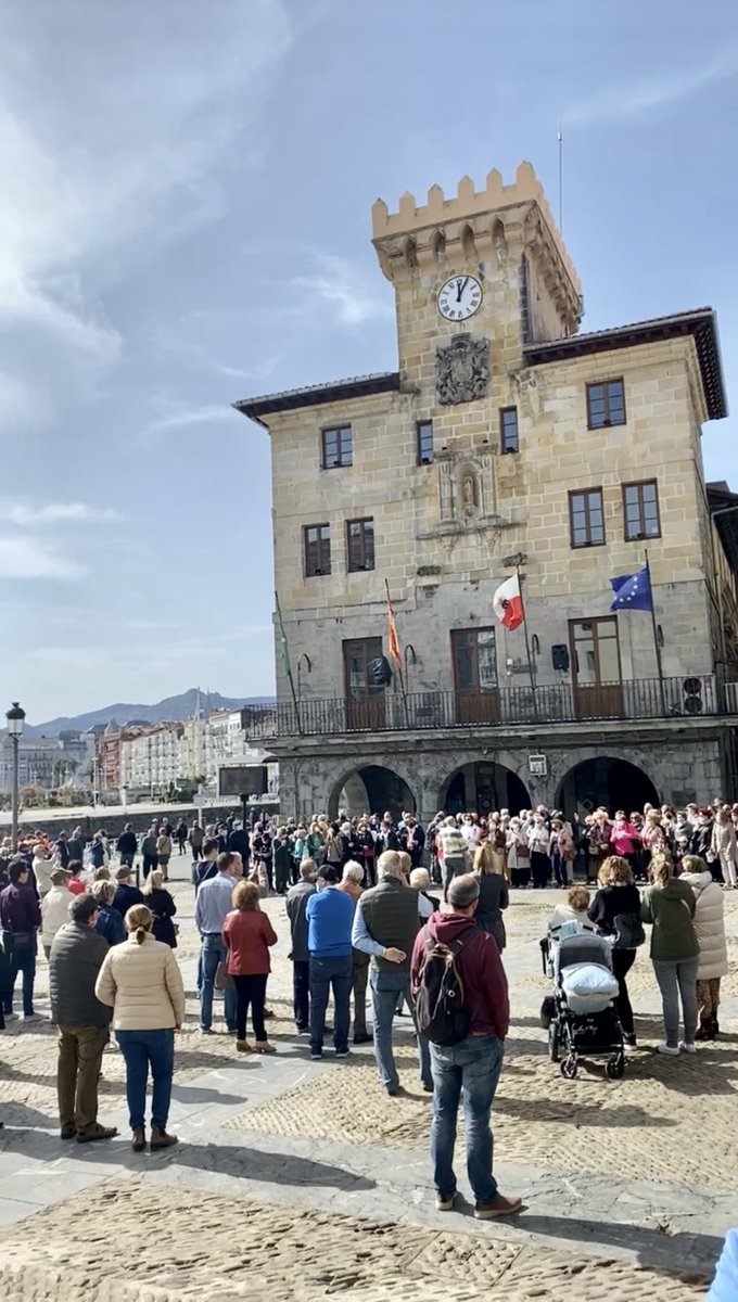 popularescastro's tweet photo. 🇺🇦Emotiva mañana en la que varios coros castreños han interpretado “Dona nobis pacem” de Mozart en apoyo al pueblo de Ucrania🕊

#CastroEsCultura
#CastroSolidario https://t.co/ygmrxQygiF