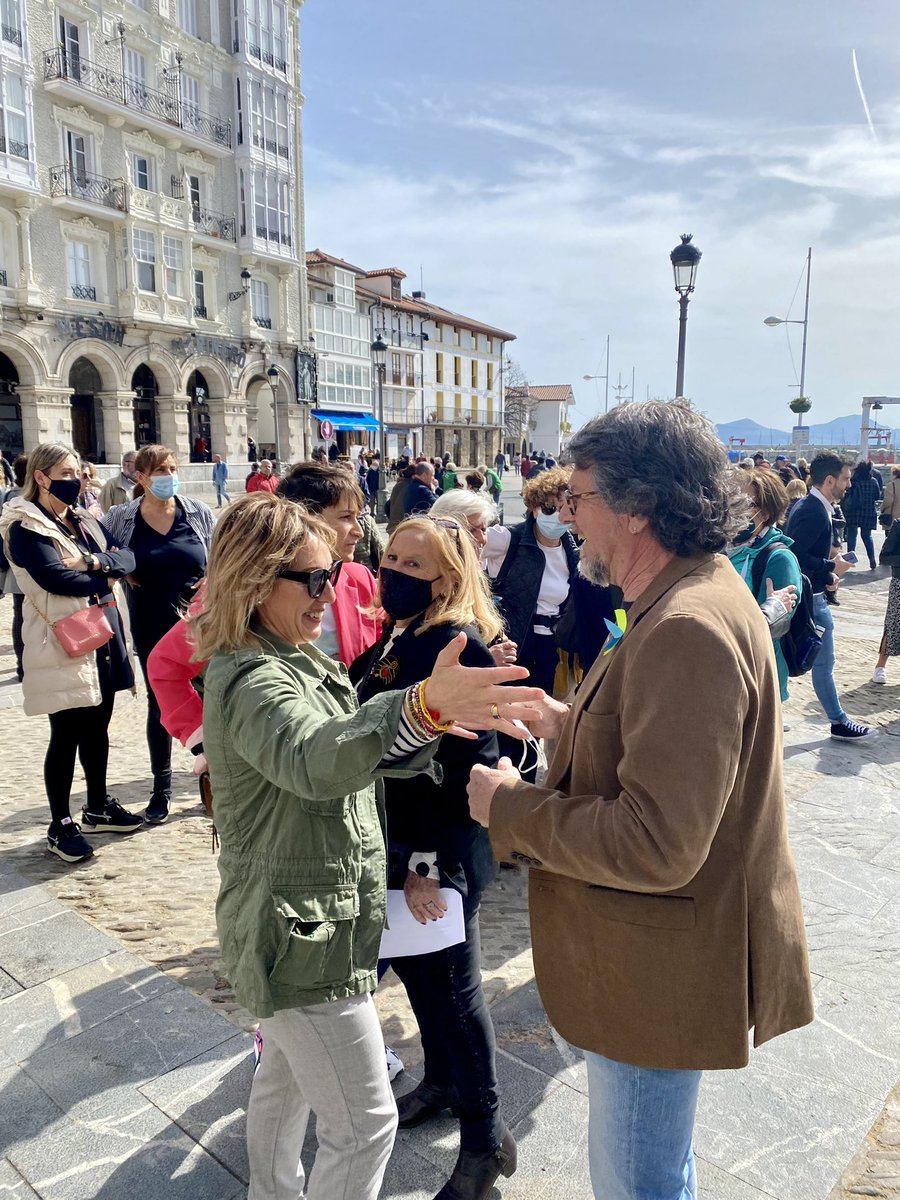 popularescastro's tweet photo. 🇺🇦Emotiva mañana en la que varios coros castreños han interpretado “Dona nobis pacem” de Mozart en apoyo al pueblo de Ucrania🕊

#CastroEsCultura
#CastroSolidario https://t.co/ygmrxQygiF