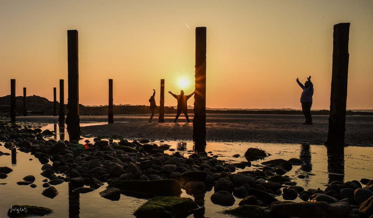 Jessisawanderer's tweet photo. Some pics from last night… #sunset #Guernsey #Vazon #silhouette https://t.co/WR8R47grWG