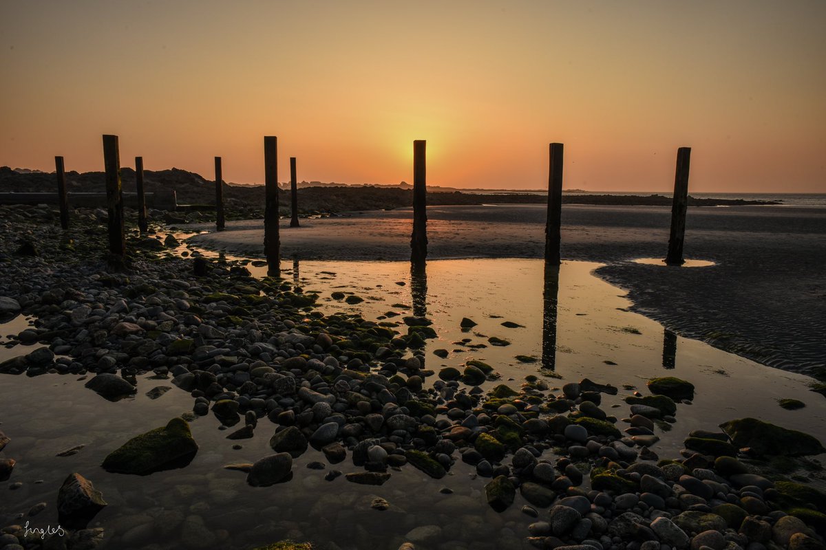 Jessisawanderer's tweet photo. Some pics from last night… #sunset #Guernsey #Vazon #silhouette https://t.co/WR8R47grWG