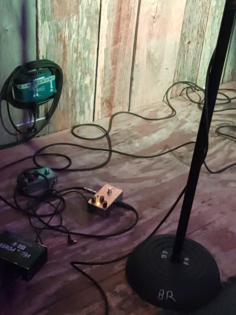 OneControlUSA's tweet photo. We love it when we bring a new pedal to a gig, and the guitarist immediately bonds with it and plays it all night long. The OC Honeybee reigned supreme tonight 😎 #onecontrol #overdrive #boutique #pedals #mng #gregpoulos https://t.co/6Y4GB2YZsz