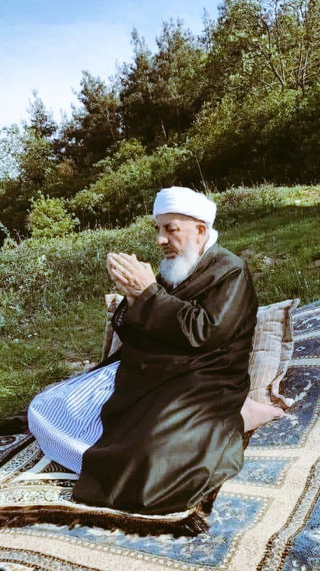 Sultan Muhammed Râşid Hz.'lerinin Halîfelerinden Seyda Şeyh Ahmet el Vân-î Hz.'leri dünya üzerinden ayrılıp rahmeti Rahmana kavuştu.
Dua ediyoruz.