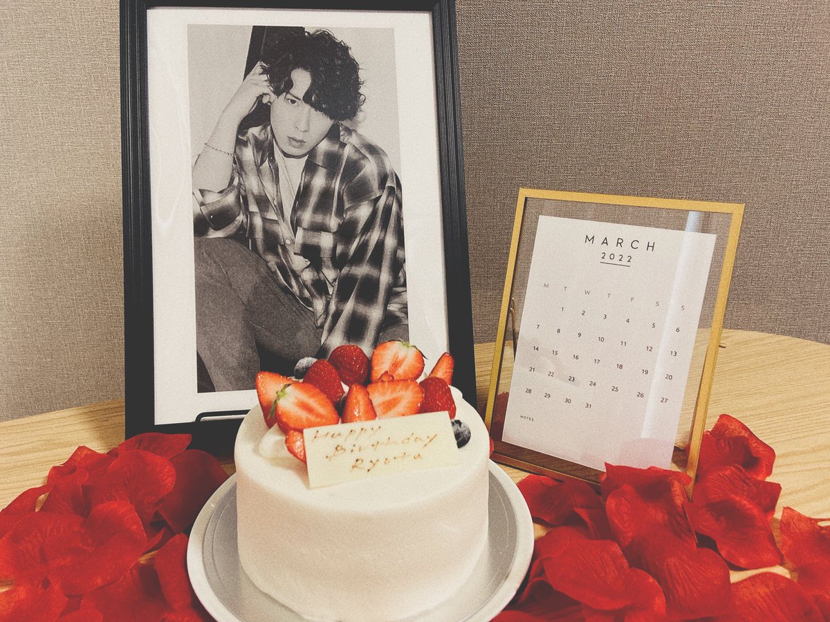 snm_____0505's tweet photo. あらためて
宮舘くん誕生日おめでとう😚♡
行ってみたかったケーキ屋さんで
予約して、無事お祝いできてよかった〜
来年もその次もずっとお祝いさせてください🌹🍓❤️
29歳素敵な年になります様に

#宮舘涼太
#宮舘涼太誕生祭 https://t.co/wzTCUTLIKT