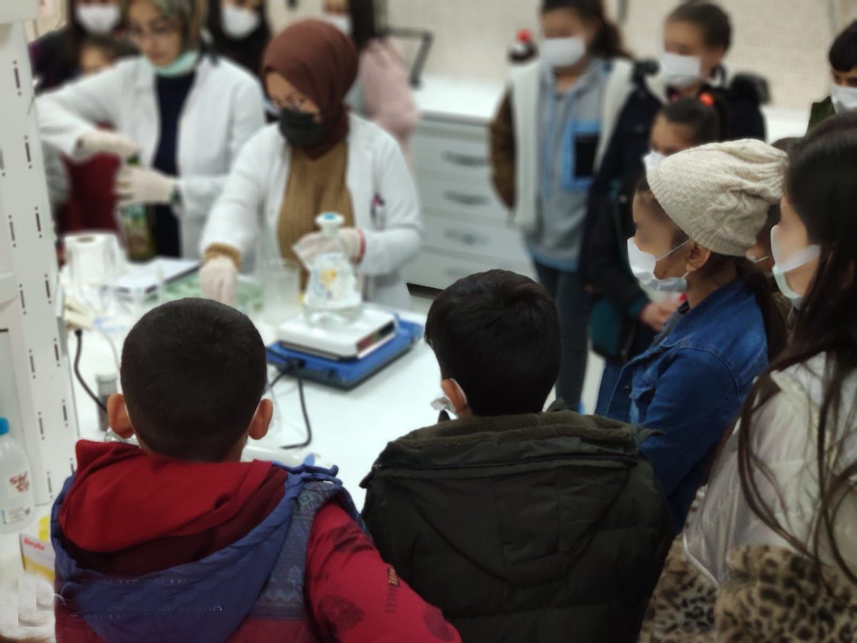 dicleuni1973's tweet photo. Dicle Çocuk Üniversitesi tarafindan Diyarbakır Valiliği İl Göç İdaresi Müdürlüğü ve AB, ECHO ve UNICEF destekli Hayata Destek Derneği ile koordineli Geçici Koruma altındaki Suriyeli öğrencilere atölye çalışmalarımız devam ediyor

@gocidaresi @munirkaraloglu @erolozvar @unicefturk https://t.co/PfWpul2Ilc