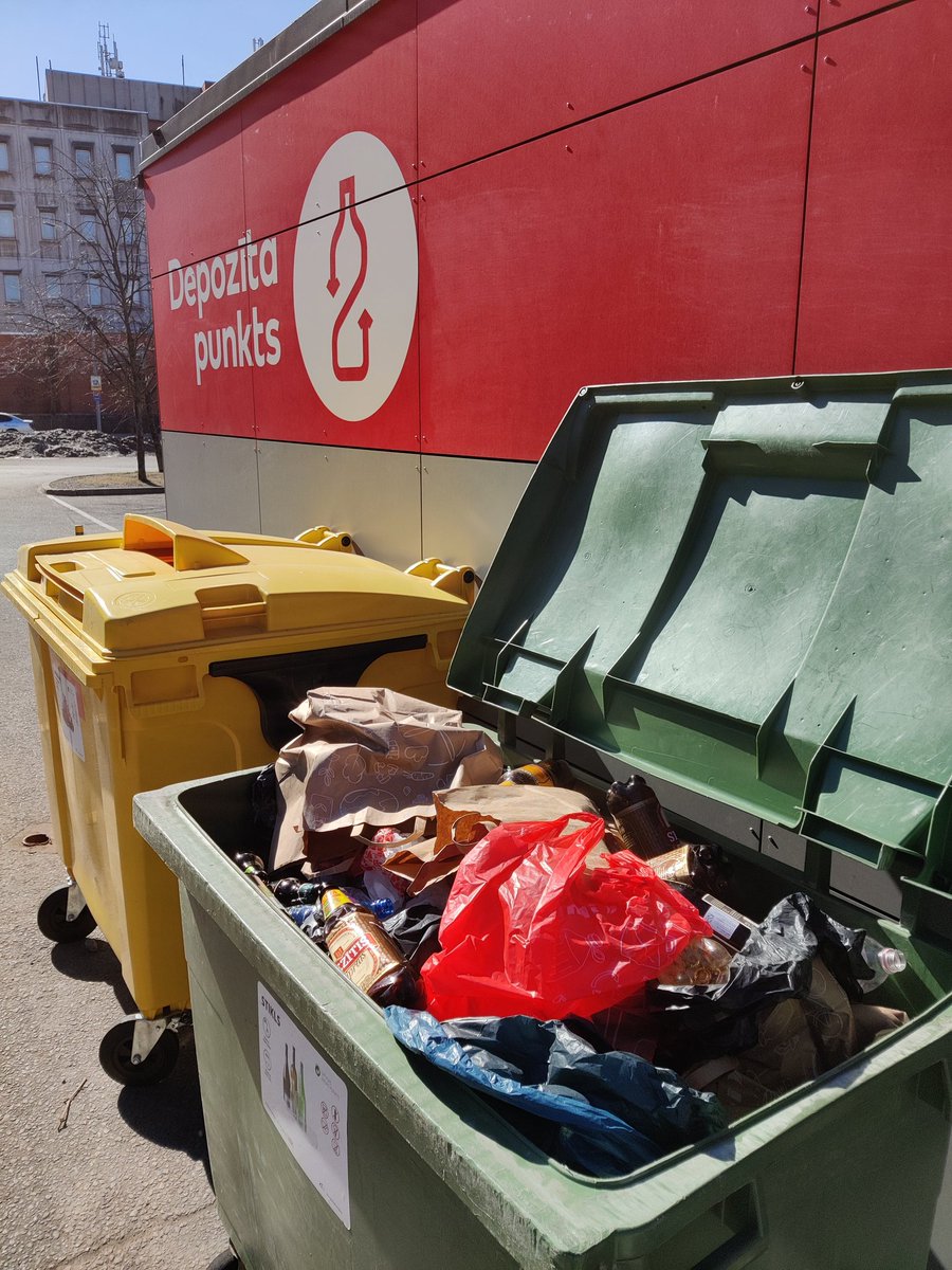 Tabolins's tweet photo. Depozīta punkts pie @RimiLatvija Valdemāra nestrādā. Diemžēl cilvēki nemāk lasīt un samet plastmasu un papīra atkritumus stikla taras konteinerā.
#RigaILoveU #sundayvibes https://t.co/CTdQllONTY
