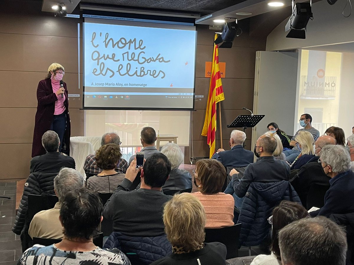 marc_aloy's tweet photo. Encara emocionat per la preciosa presentació de ‘L’home que regava els llibres’ amb Josep Vallverdú i tantes amistats que vas cultivar al llarg d’una vida dedicada a la literatura. Un jardí florit de relats i il·lustracions que ha pres forma de llibre esplèndid! Gràcies, pare! ❤️ https://t.co/FwWCviteLh