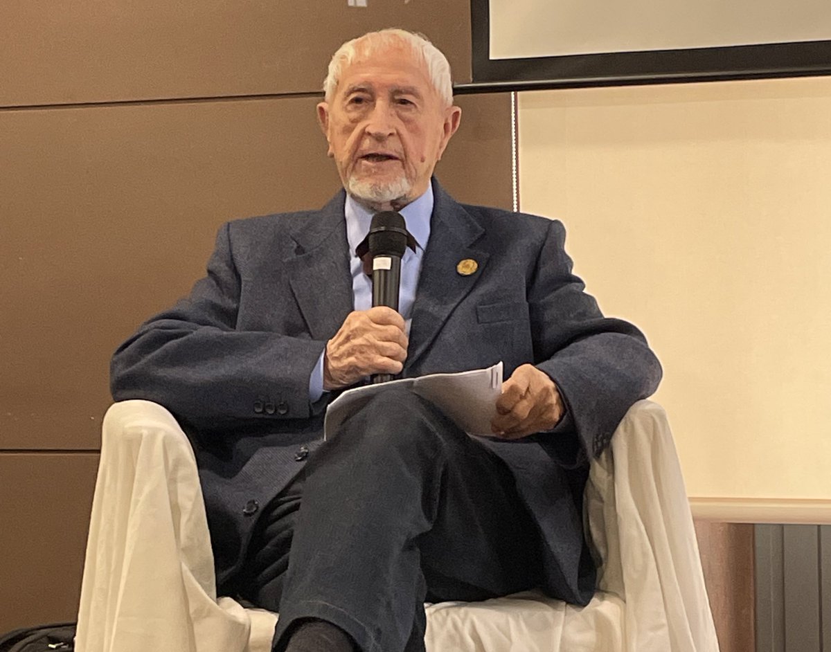 marc_aloy's tweet photo. Encara emocionat per la preciosa presentació de ‘L’home que regava els llibres’ amb Josep Vallverdú i tantes amistats que vas cultivar al llarg d’una vida dedicada a la literatura. Un jardí florit de relats i il·lustracions que ha pres forma de llibre esplèndid! Gràcies, pare! ❤️ https://t.co/FwWCviteLh