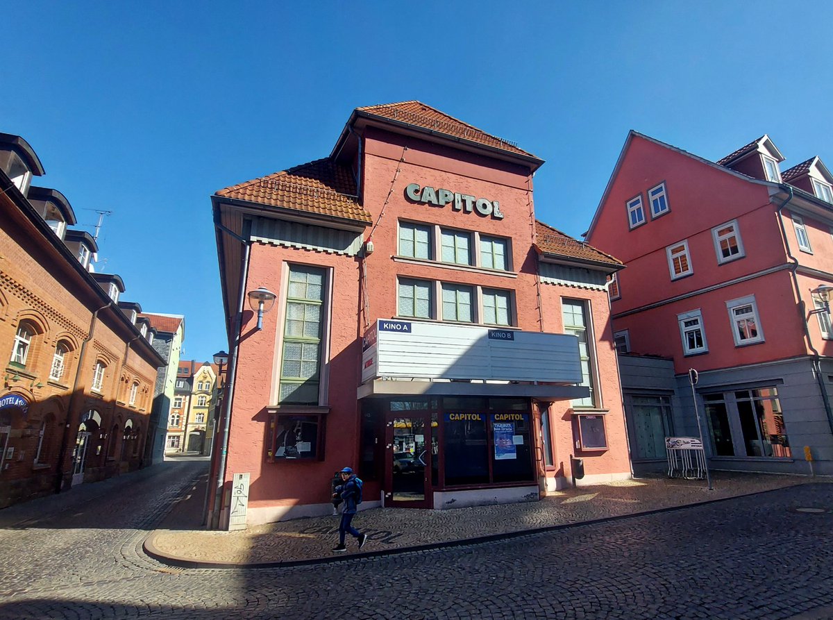 Mit 500 Sitzplätzen in zwei Sälen war das #Capitol-Kino in #Gotha bestens für den Lichtspielbetrieb ausgestattet. In den leeren Schaukästen gibt es heute nur noch Überbleibsel alter Technik. 
Gibt es in euer Stadt auch ein #Kino mit dem Namen Capitol?
#KinoInDerDDR #DDRGeschichte