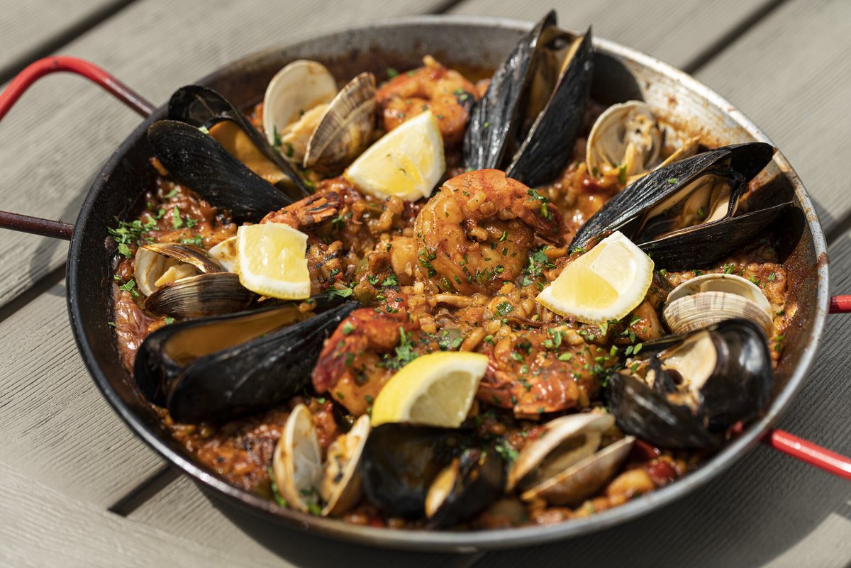 SheratonAnnaba's tweet photo. Faites voyager vos papilles en Espagne ! En Dégustant le plat signature de notre Chef Brahim, la Paëlla espagnole.

@ Restaurant Feast
📆 27 mars 2022
⏰ 19h – 23h

#sheratonannaba #hotel #SpanishPaellaDay #SpanishCuisine #Spanish #MarriottIntMEA https://t.co/0DXK9M7GnB