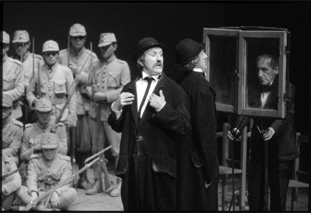 CompagniaTDF's tweet image. ... È tempo di mettersi in ascolto.
È tempo di fare silenzio dentro di sé. 
È tempo di essere mobili e leggeri,
di alleggerirsi per mettersi in cammino. 
È tempo di convivere con le macerie...

#PerUnTeatroClandestino #AntonioNeiwiller #TadeuszKantor

#GiornataMondialeDelteatro