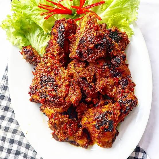 SUMJAMBAN's tweet photo. ㅤㅤㅤ

- Rendang
- Ayam bumbu rujak
- Nasi putih
- Mie goreng 

ㅤㅤㅤ https://t.co/nhfi1g5Dro