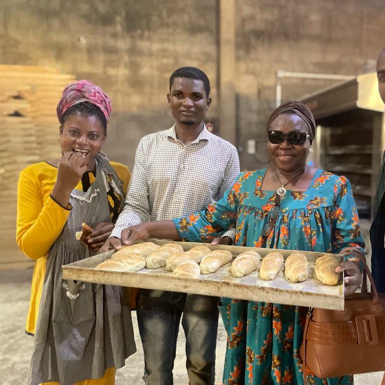 CKobolar's tweet photo. #wfpCameroon @hgsf #Ngaoundere, Région Adamaoua 
Pain a base de farine de manioc à 70% dans les écoles https://t.co/BKl25tEWaG