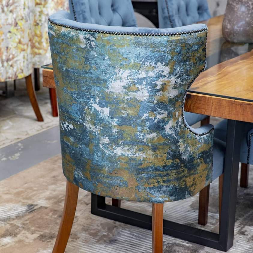 Setters_CF's tweet photo. Now here is a dining room chair that will make a statement!
The Design ✔
The fabric combination ✔
The finishes ✔
The buttons ✔ 
Visit https://t.co/Gxu0Y2kyXr or visit our showroom in Fourways Crossing . https://t.co/2sIfc3nnmV