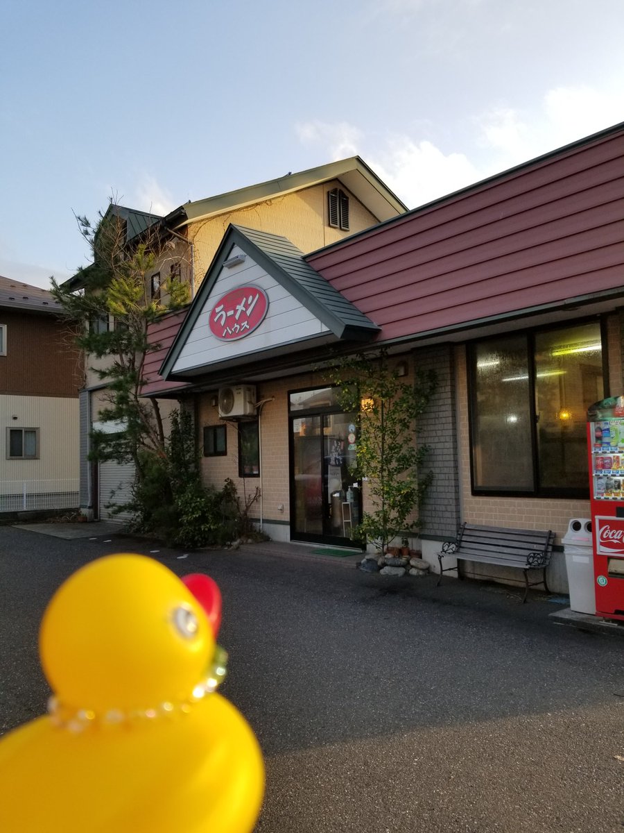 ahiru_oneesan's tweet photo. あひるお姉さんよ❤️

巷で噂のラーメンハウスに行ってみたわ❤️
…チャーシューが私より大きいわ⁉️
こんなの食べきれる人間いるのかしら💢
でもご安心💕残ったチャーシューはパックに入れてお持ち帰りOK❤️
明日のおかずにするわぁ～❤️❤️❤️
意外とあっさり醤油で美味しかったわ❤️

#糸魚川
#ラーメン https://t.co/8JaWQSAoGr