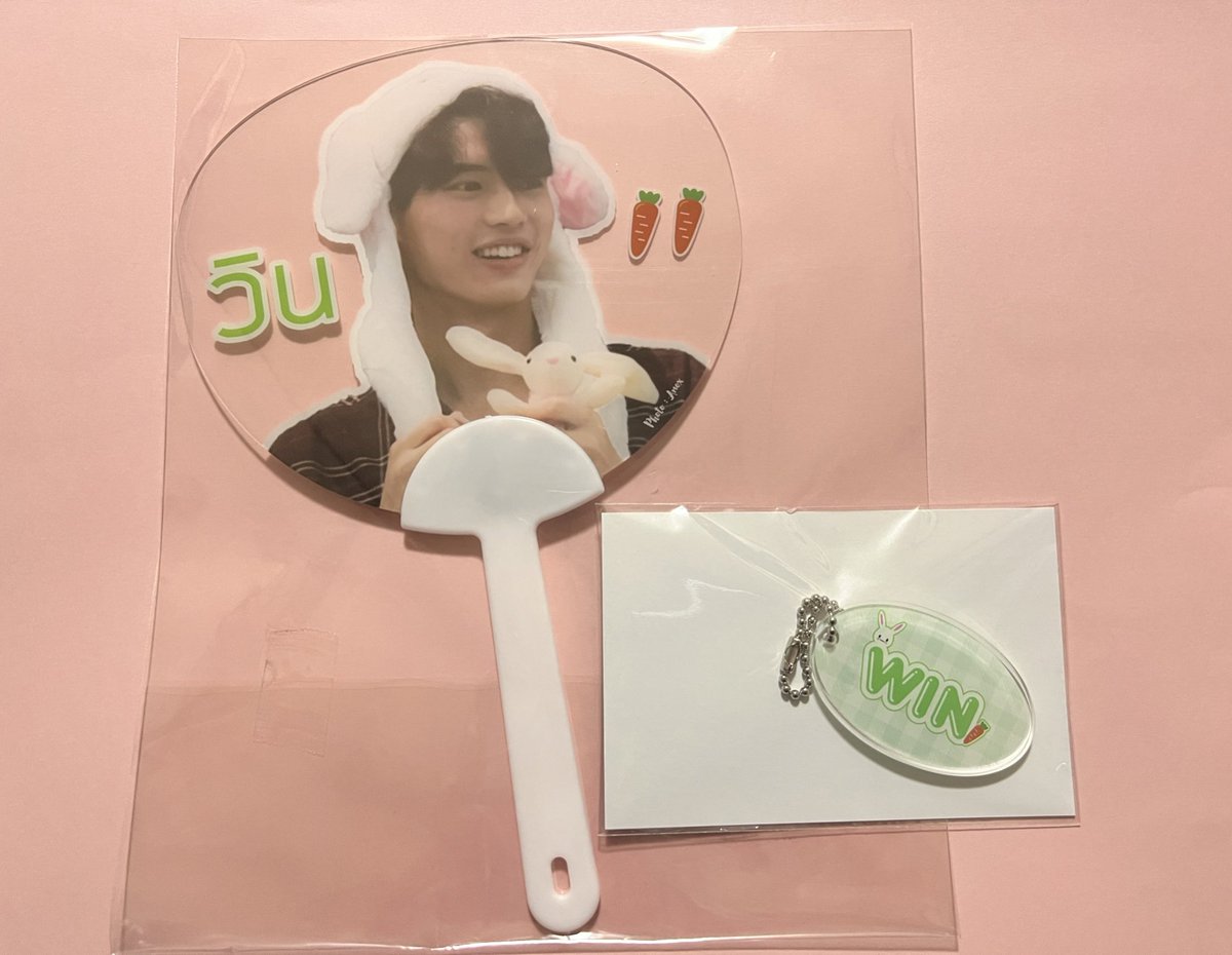 Win_si2's tweet photo. 我が家にもWin BD Project 2022の返礼品が届きました💚🐰
全部可愛いくて素敵！アクスタの Winちゃん、めちゃくちゃかっこいいし、フォトカードに光が反射するとレインボー🌈に光るの可愛い。

@WinmetawinFCJP 様、素敵な企画ありがとうございました💚
#Win23rdBDProject 
#winmetawin https://t.co/JI4UlG8HB1