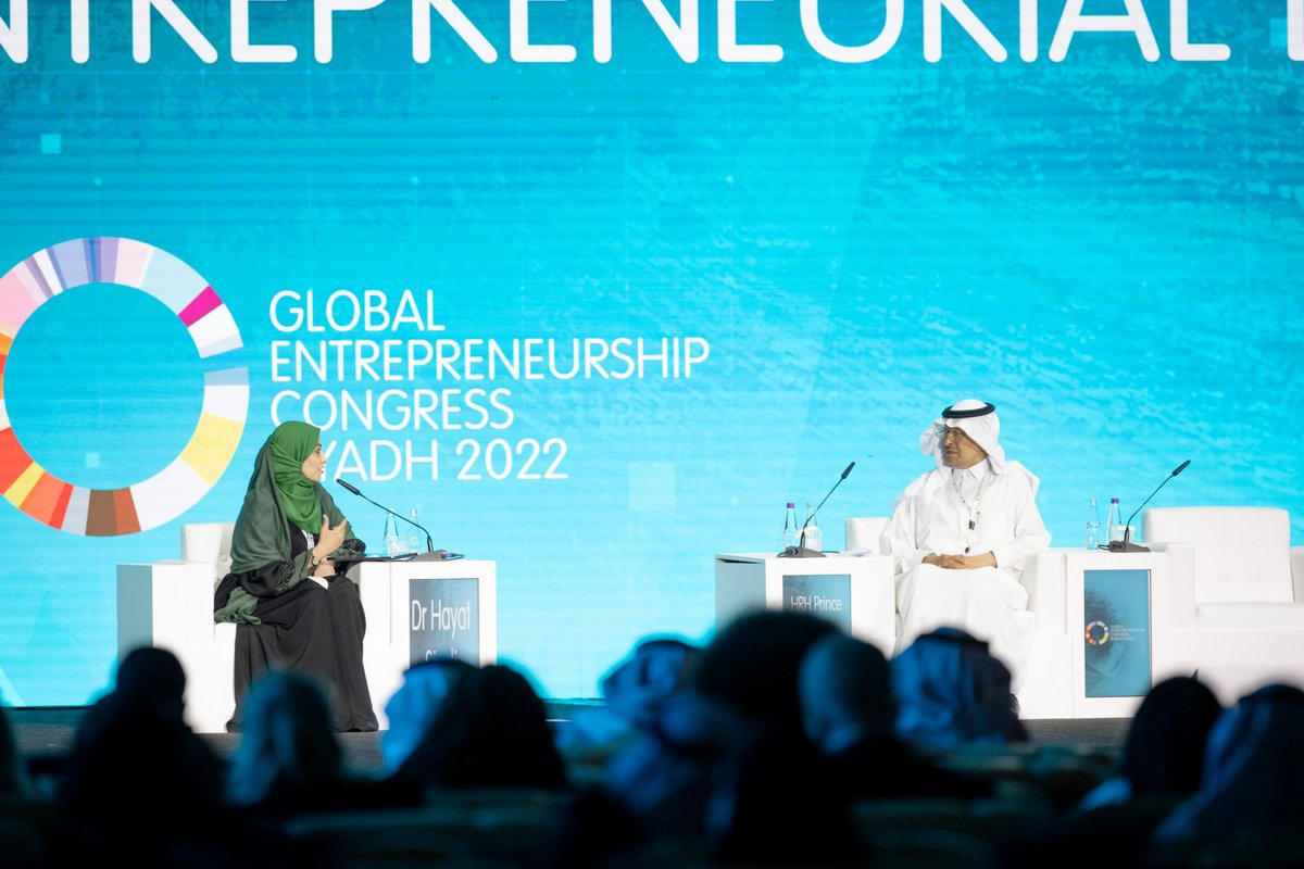 MoEnergy_Saudi's tweet photo. سمو #وزير_الطاقة يقدم بفخر أمام #المؤتمر_العالمي_لريادة_الأعمال نماذج من الكفاءات الوط��ية الشابة في منظومة الطاقة في مجالات الاقتصاد والابتكار والذكاء الاصطناعي والاستدامة، والهيدروجين والتقنية الذرية، والطاقة المتجددة وحلولها والتغير المناخي وغيرها من مجالات الطاقة. https://t.co/19AlpHT9WV