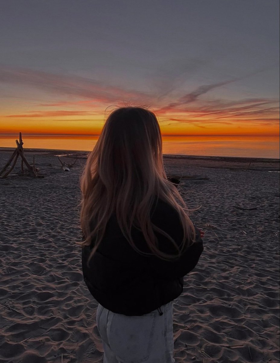 nvstyvc's tweet photo. Словами не передать, как я люблю вечера на пляже. 🧡🌅 https://t.co/e8KJSed8N9